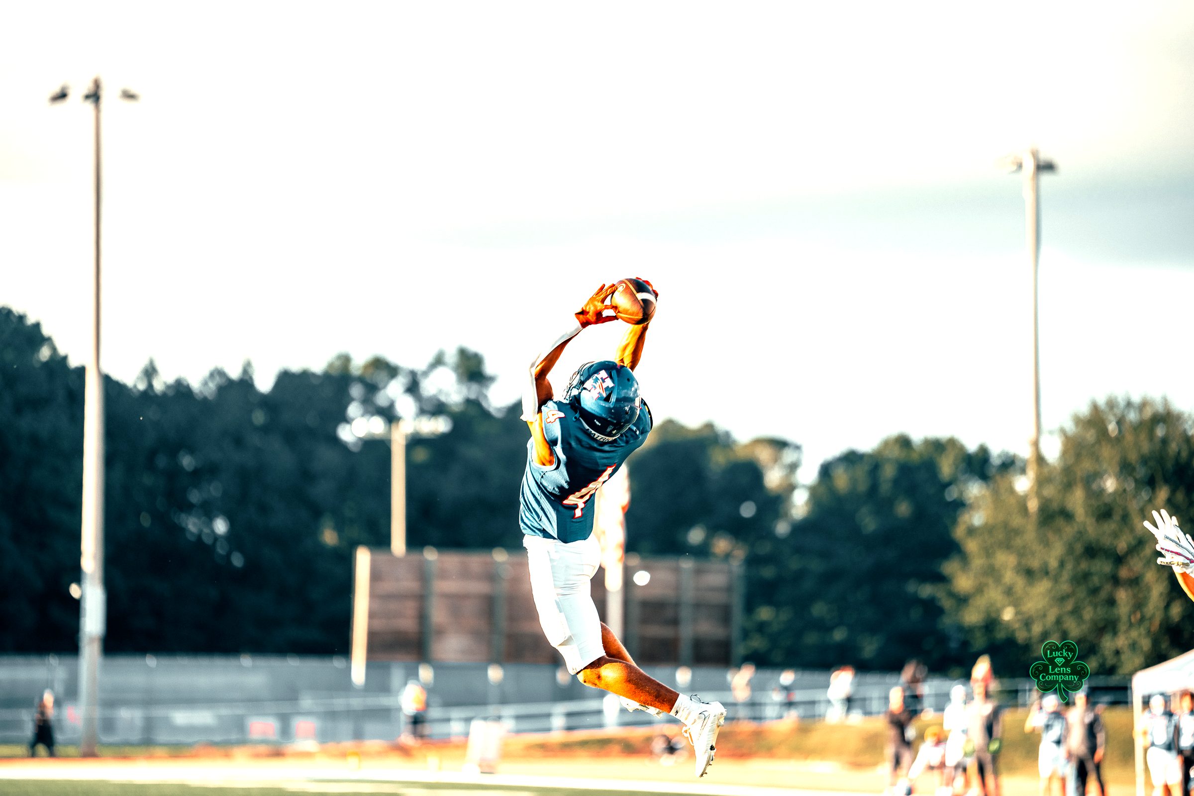 Receiver making a leaping catch, photographed by Lucky Lens